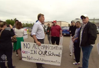 叙难民在加拿大校园打群架：校方偏袒 家长示威