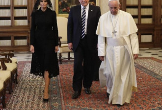 川普在谒见教宗时，西装敞开，受批评