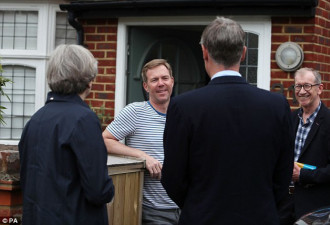 英国首相敲门送竞选传单 被主人丢进垃圾桶