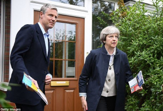 英国首相敲门送竞选传单 被主人丢进垃圾桶