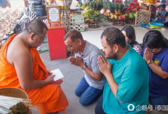 包工头在寺庙摆500只猪头还愿 免费送民众
