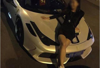 华裔迈凯伦豪车被“蹭车” 奇葩女爬车自拍炫耀