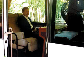 韩国总统文在寅乘坐巴士拜访90岁老母