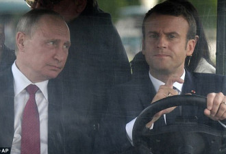 普京访问法国 新总统马克龙当起“司机”