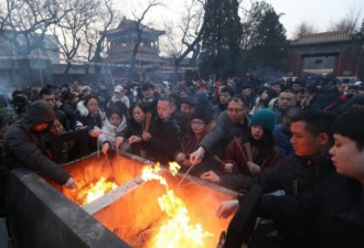 北京雍和宫抢头香祈福 民众彻夜排队8个半小时