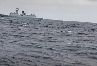 中国网友拍解放军054A舰与日本战舰“对峙”