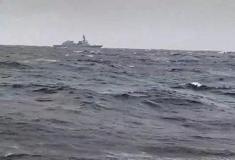 中国网友拍解放军054A舰与日本战舰“对峙”