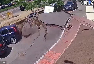乌克兰首都地下水管爆炸 留下六平米大坑