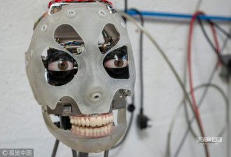英国公司研发“画家”机器人 仿生眼栩栩如生