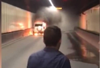 悉尼隧道内车辆爆炸起火...司机：要被堵死了！