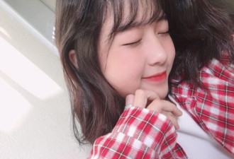 卖烤肠女生走红 甜美笑容让网友直呼恋爱了