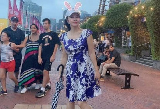 64岁刘晓庆穿旗袍扮靓 网友：姐姐您年芳18？