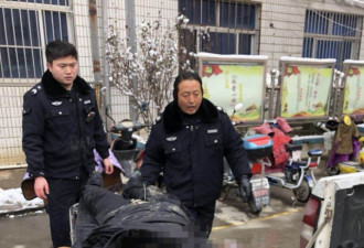 男子骑摩托坠河，危急时刻民警跳入冰河营救