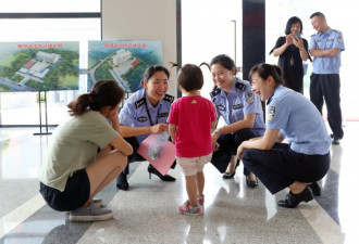 “当街脚踩女儿”后 她们的生活有了梦幻般转折