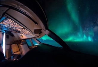 飞行员驾驶舱拍夜空美景:微弱北极光伴随日出