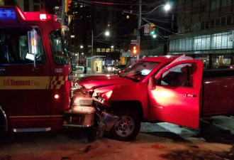市中心客货车与消防车迎头相撞 司机受伤