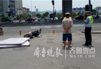 男子路过高架桥 300斤床垫从天而降砸中