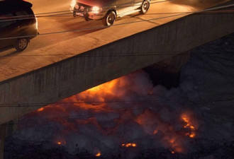 数米厚毒泡沫堵爆印度第三大城 如夏日飞雪