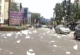 数米厚毒泡沫堵爆印度第三大城 如夏日飞雪