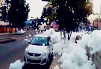 数米厚毒泡沫堵爆印度第三大城 如夏日飞雪