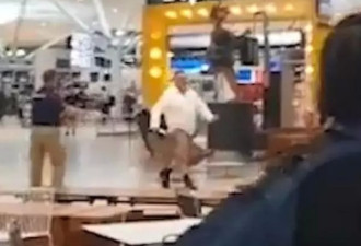 澳机场事件：男子持刀挥舞 丢下行李就往外跑！