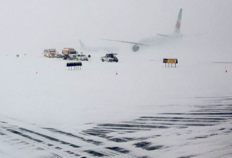 皮尔逊机场风雪弥漫 450多个航班取消