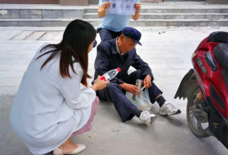 八旬老人躺路边 网友身后举牌“他是假摔帝”