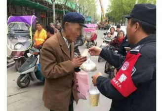 八旬老人躺路边 网友身后举牌“他是假摔帝”