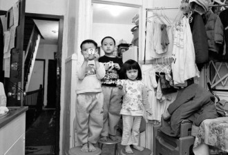 纽约华裔的八口之家，拥挤在30平米的蜗居13年