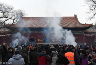 中国春节大年初一 数万人雍和宫前排长龙祈福！