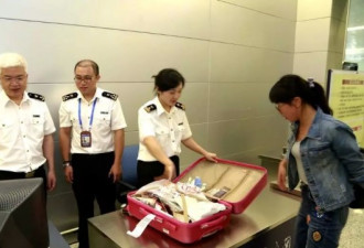 华人为了两块钱的零食 被海关狠罚4万 当场遣返
