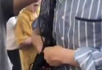 50岁男偷拍裙底被抓 其母：我儿很乖只是爱拍照