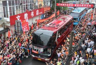 &quot;高考工厂&quot;毛坦厂中学再现万人送考这次在雨中