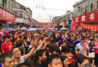 &quot;高考工厂&quot;毛坦厂中学再现万人送考这次在雨中