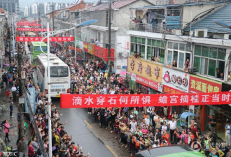 &quot;高考工厂&quot;毛坦厂中学再现万人送考这次在雨中