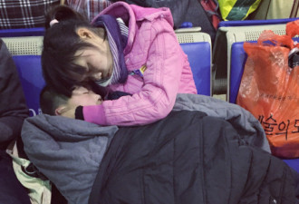 六一了 孩子们睡姿千奇百怪 背后有心酸故事