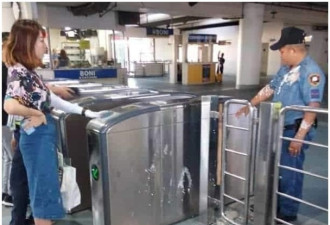 中国留学生大闹菲律宾地铁站 朝警察泼豆花被捕