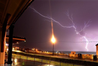 超级风暴横扫 英国一夜遭6万道闪电袭击