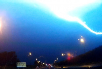 超级风暴横扫 英国一夜遭6万道闪电袭击