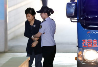 朴槿惠出庭 手铐外的保护套引人注目