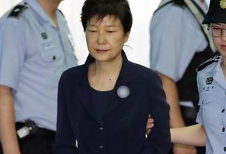 朴槿惠出庭 手铐外的保护套引人注目