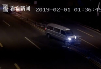男子开车打瞌睡连撞护栏 妻子为省保费选择逃逸