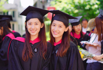 中国学霸双胞胎姐妹哈佛毕业 穿学位服很美