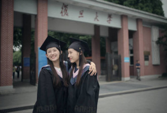 中国学霸双胞胎姐妹哈佛毕业 穿学位服很美