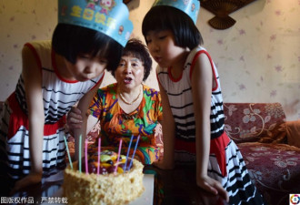 67岁失独母亲的双胞胎女儿已经7岁了