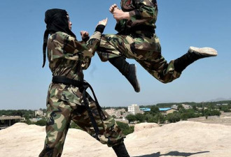 沙漠中的4000伊朗女忍者：摸爬滚打甩大刀