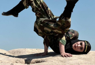 沙漠中的4000伊朗女忍者：摸爬滚打甩大刀