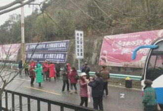 服！高速路交通管制 大妈们匝道上跳起广场舞