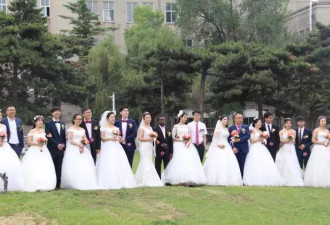 留学生参加集体婚礼：和妻子啥都合