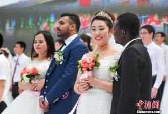 留学生参加集体婚礼：和妻子啥都合